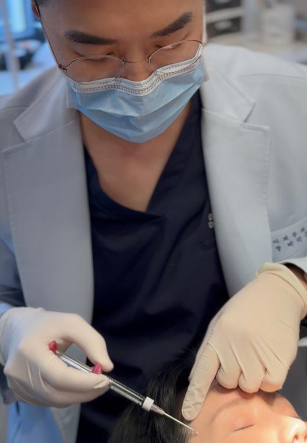 0.1mm·0.1cc 단위로 조율하는 박덕규 원장의 손주사 장면